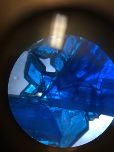Saltkristallen genom mikroskop